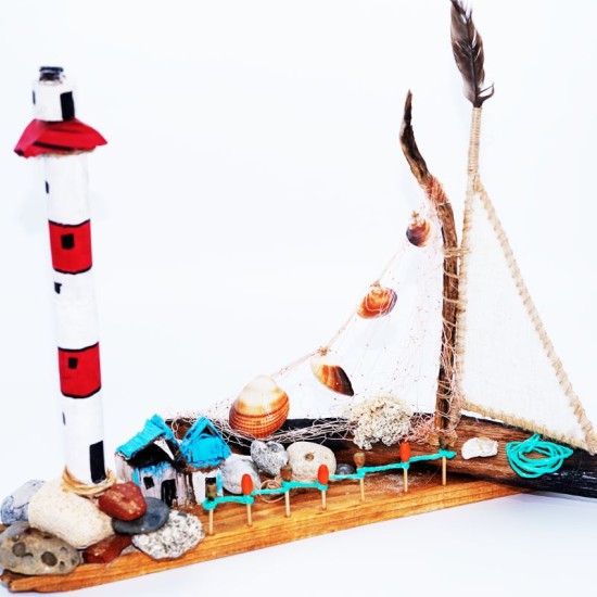 un bateaux en bois avec un Phare nautique rouge et balnc